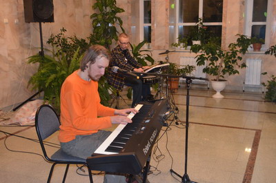 На железнодорожном вокзале Шумерли состоялся концерт фолк-группы из г. Йошкар-Олы «Трындель - Брындель»